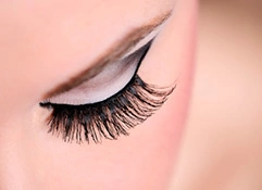 Perfekt sitzende künstliche Wimpern