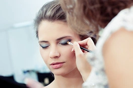 Visagistin trägt Make-up auf Visagistin trägt Make-up auf