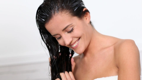 Frau mit nassen Haaren