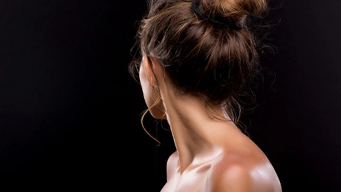Anleitung zum Messy-Bun stylen Frau mit Messy Bun