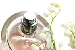 Flakon eines Damenparfums Flakon eines Damenparfums