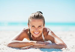Entdecken Sie die aktuellen Sommerdüfte Frau am Strand
