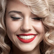 Blonde Frau mit roten Lippen