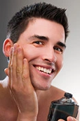 After Shave erfrischt Männerhaut und schützt sie vor Irritationen After Shave erfrischt Männerhaut und schützt sie vor Irritationen