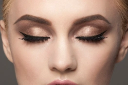 Eyeliner auftragen