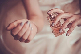 Parfum - schon immer wichtig Parfum sprühen