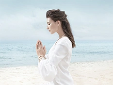 Jetzt Rituals Produkte bei flaconi entdecken! Frau am Strand